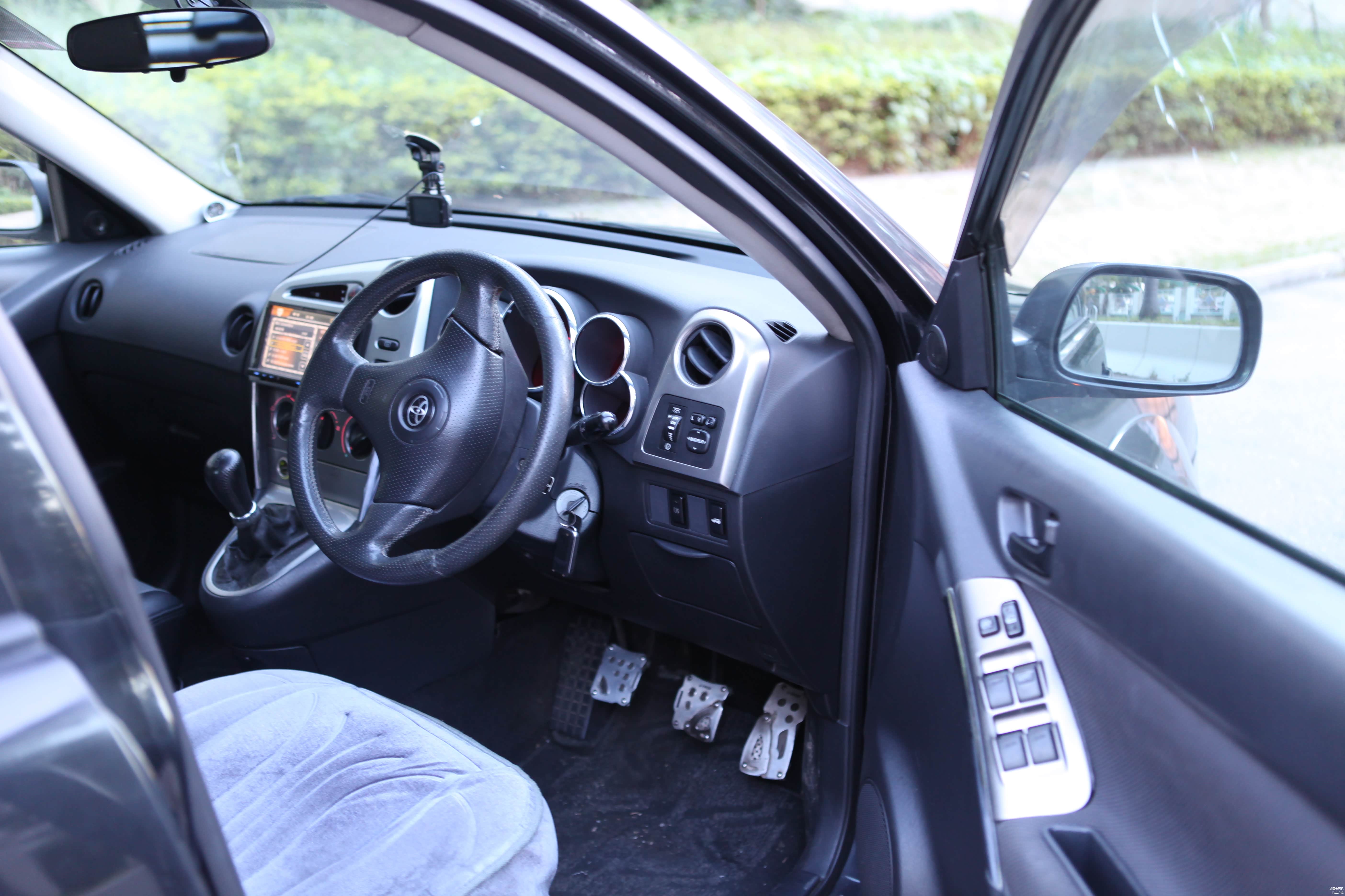 圆形空调出风口和炮筒型仪表盘显的很时尚