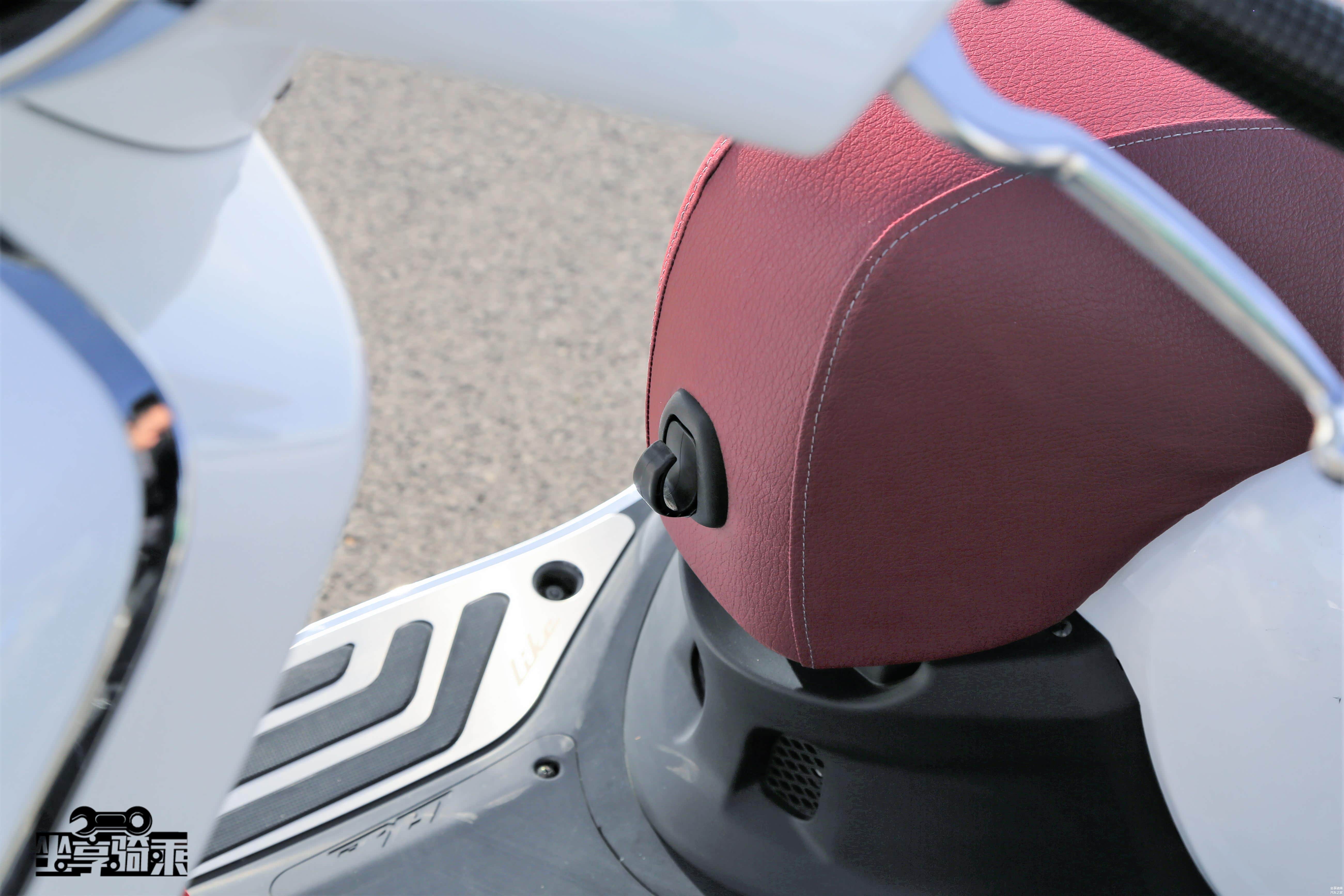 Like150同样配备挂钩，只不过移动到了座垫前方。