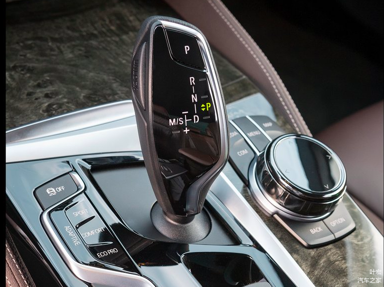 宝马把电子挡设计成了游戏机操作杆