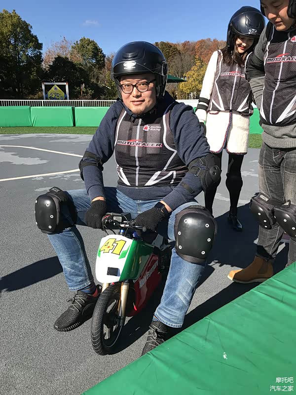 友媒万老师，最后因为一米九的身高无法驾驭这辆车，所以拍完照后就下场了，哎......