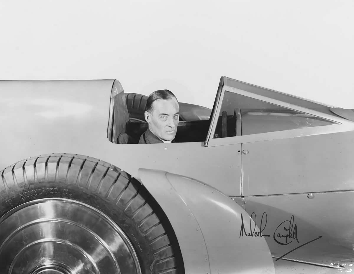 由于在赛车和速度领域的突出成就，坎贝尔被英王乔治五世（George V）授以爵位。