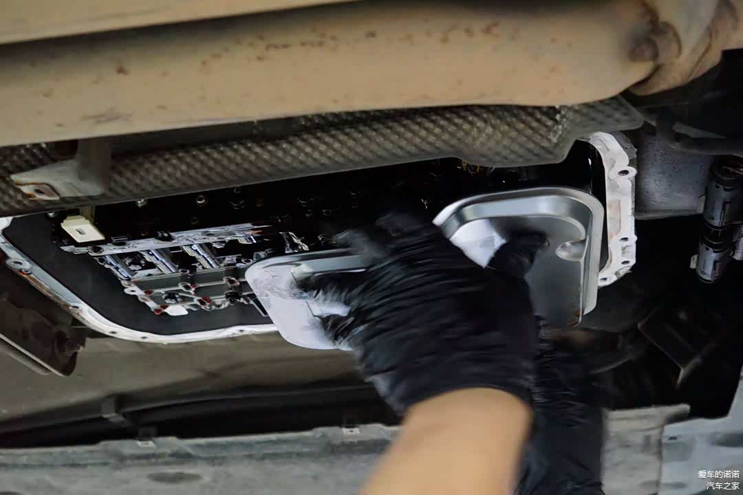 拆换变速箱油滤