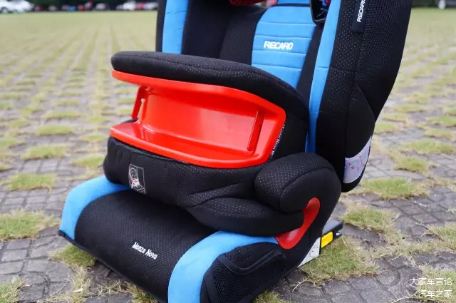 宽大防侧撞设计，靠背可调角度