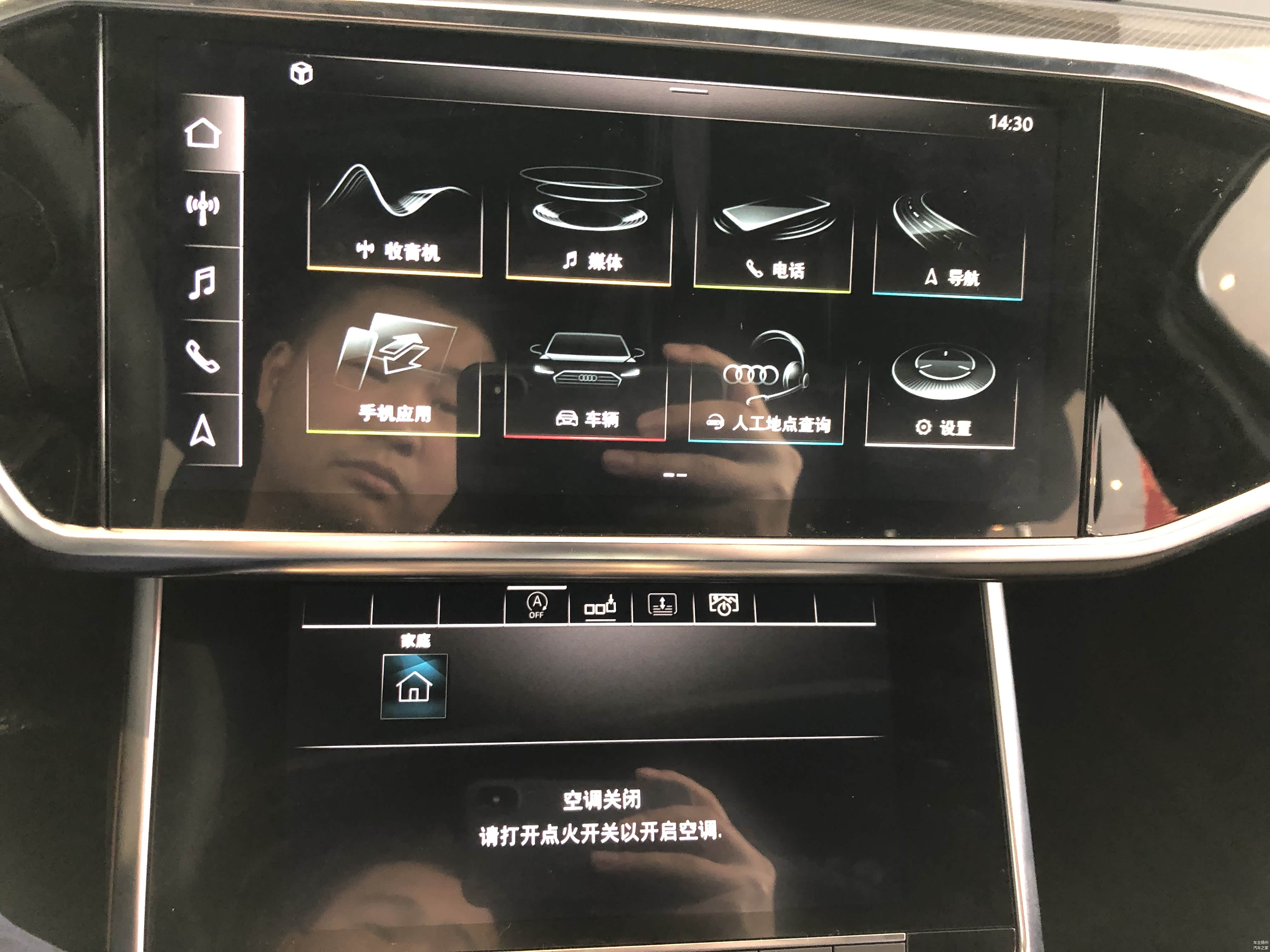 两块触控屏幕销售效果一般，容易反光，并且手感与初代Android手机异常相似。
