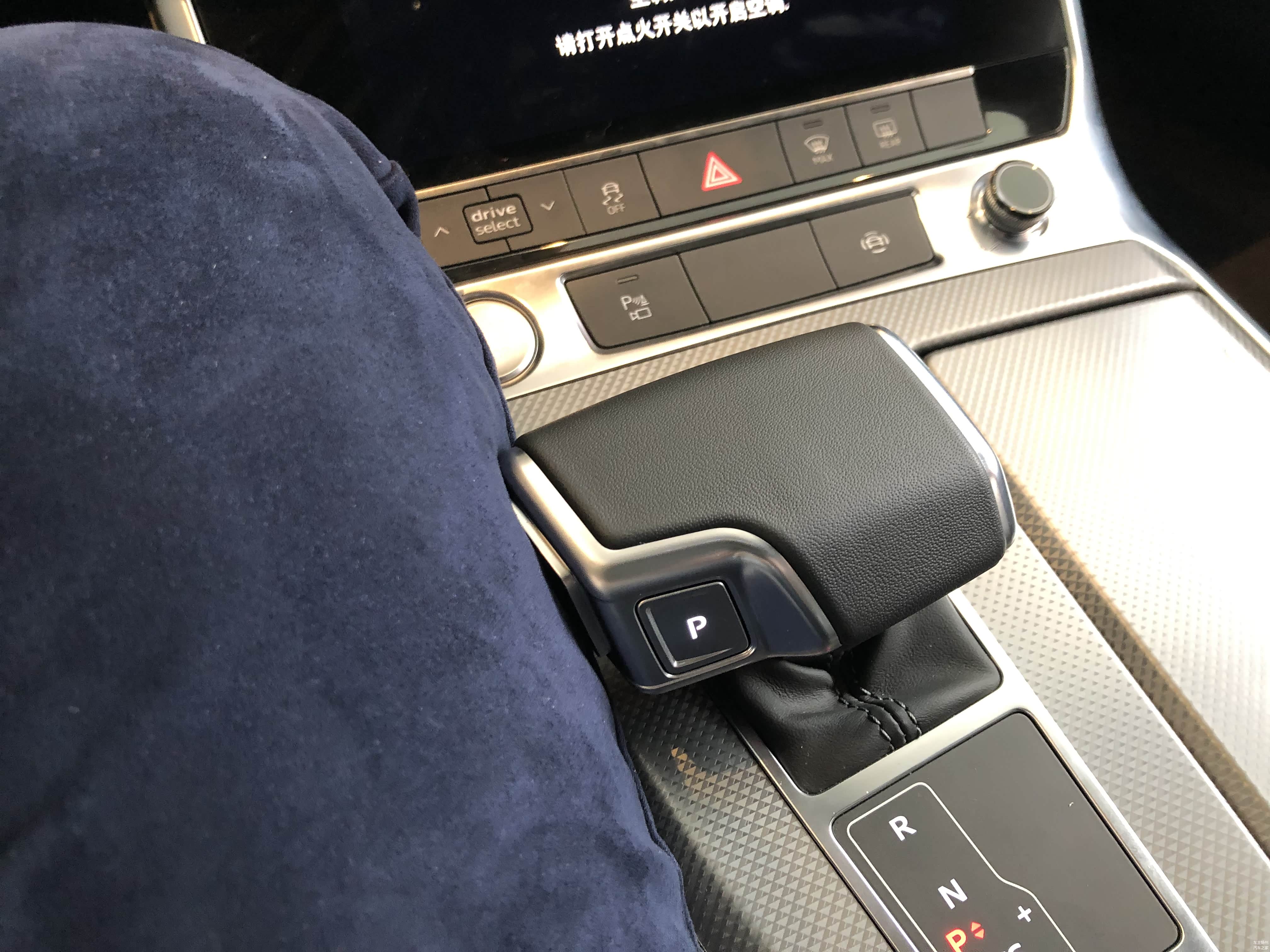档把的位置太靠边，容易与大腿碰到。有一定安全隐患。