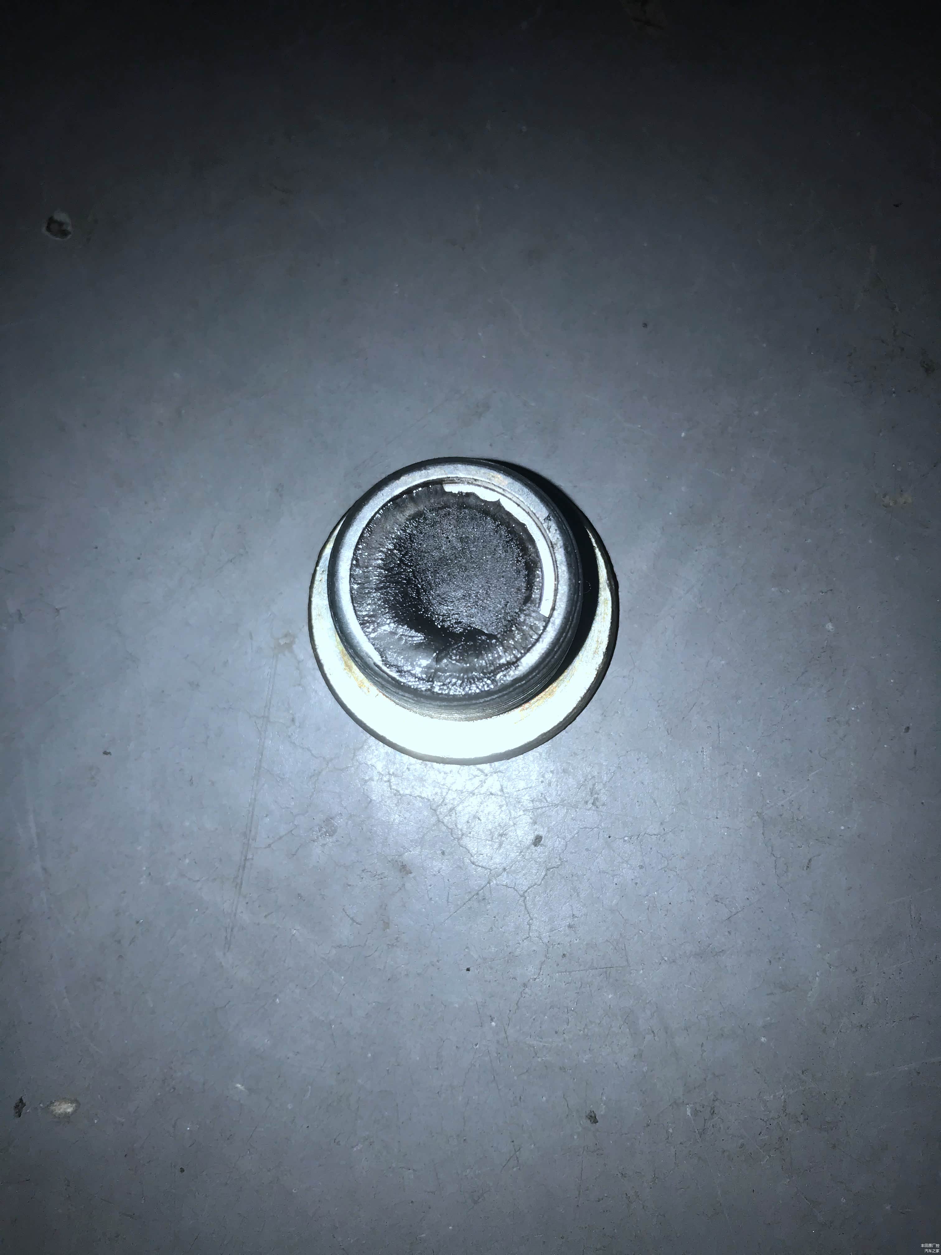 前后差速的放油螺丝带有磁铁，吸附磨损产生的铁屑。前差速器这个吸附了不少，而且磨的非常细像泥一样