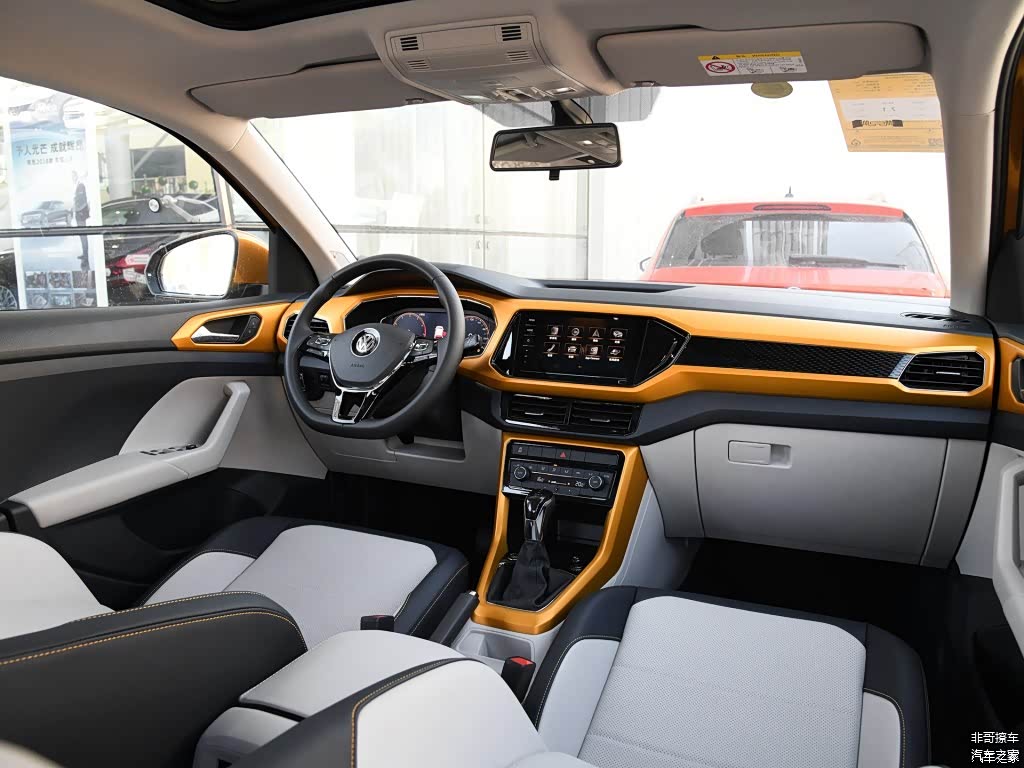 T-Cross的内饰用料全身硬塑料，但做工不错，顶配双色搭配的内饰氛围让车内显得比较活泼