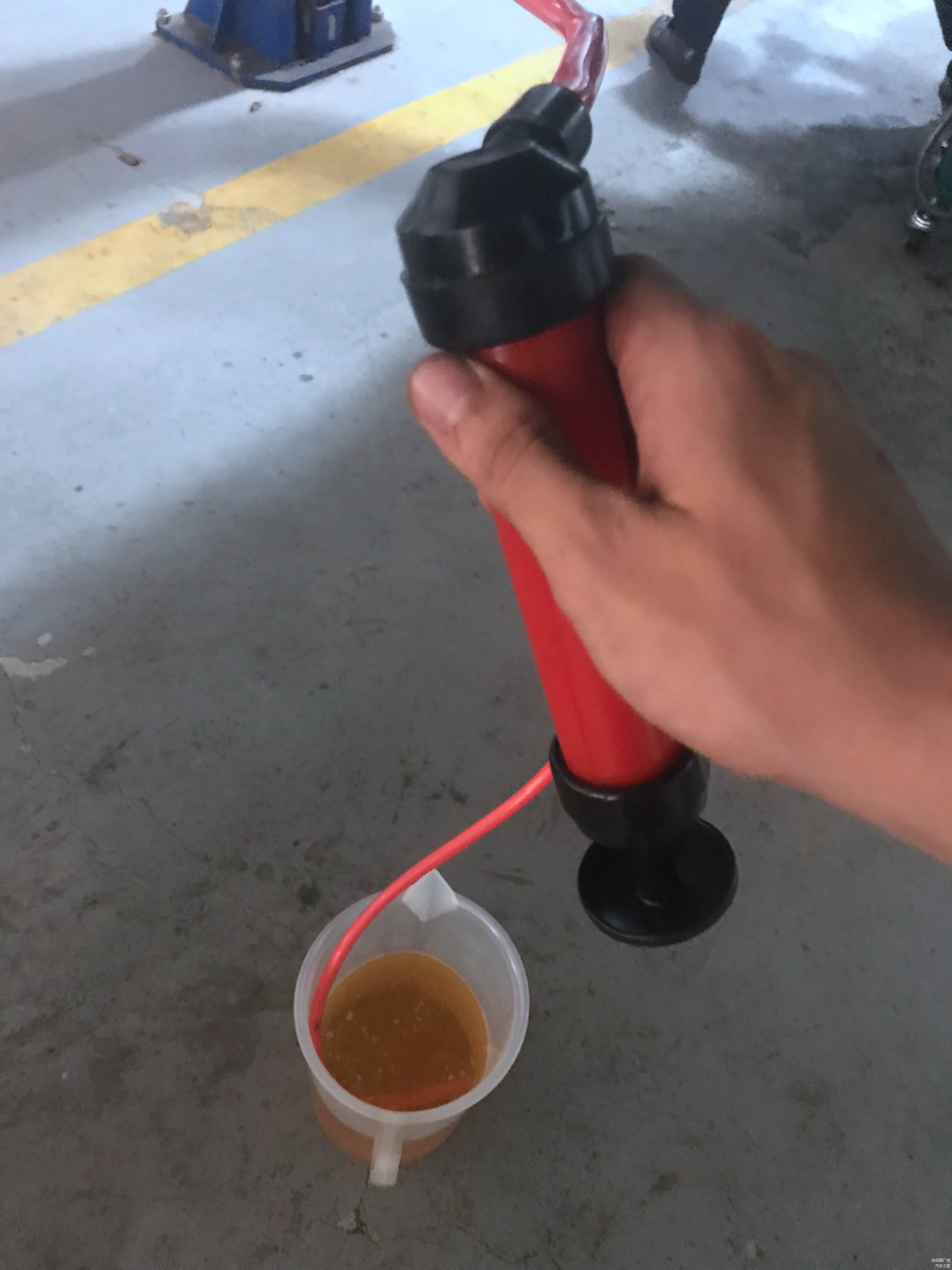 使用工具将油泵进注油孔即可。