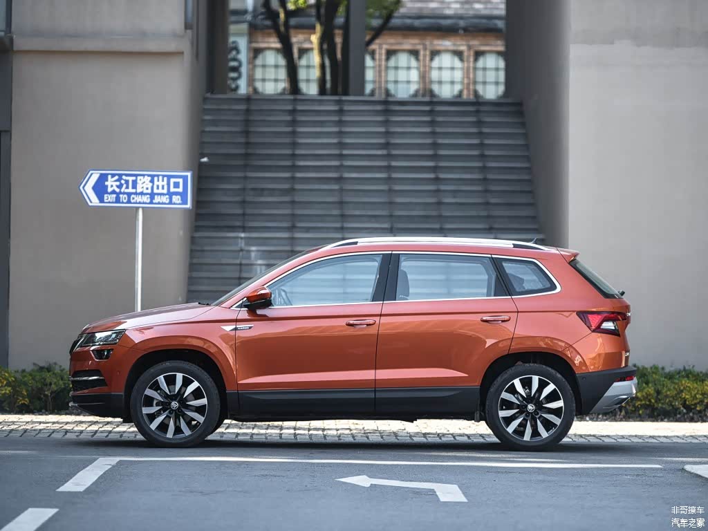 柯珞克车身比较更加和谐舒展，个人认为造型也比T-Cross年轻动感，轮毂造型属于稳重大气类别