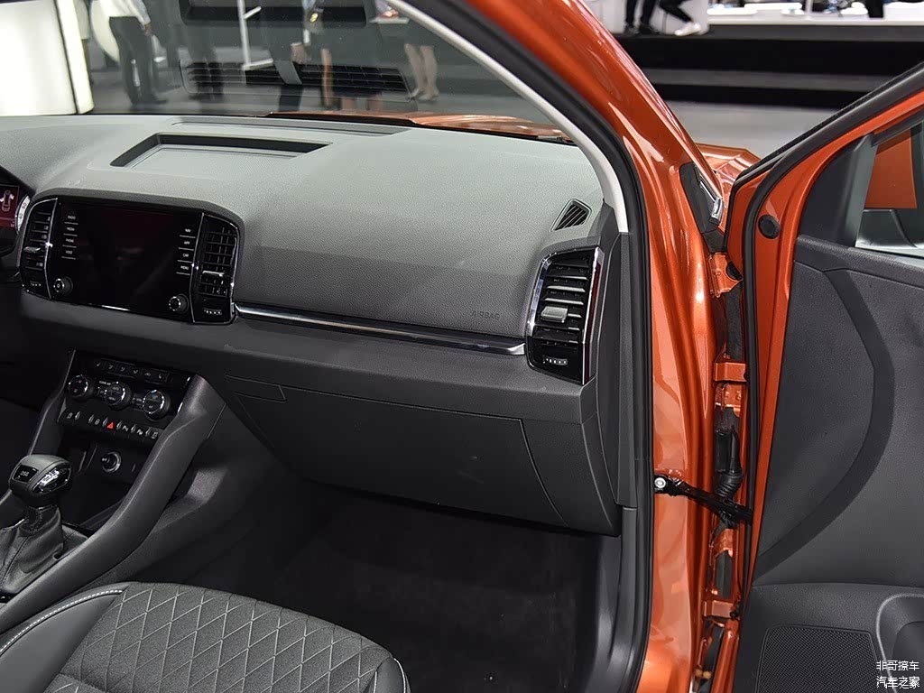 柯珞克的中控台上半部分是软质材料（柯珞克也有双色内饰车型可选），质感要好于T-Cross