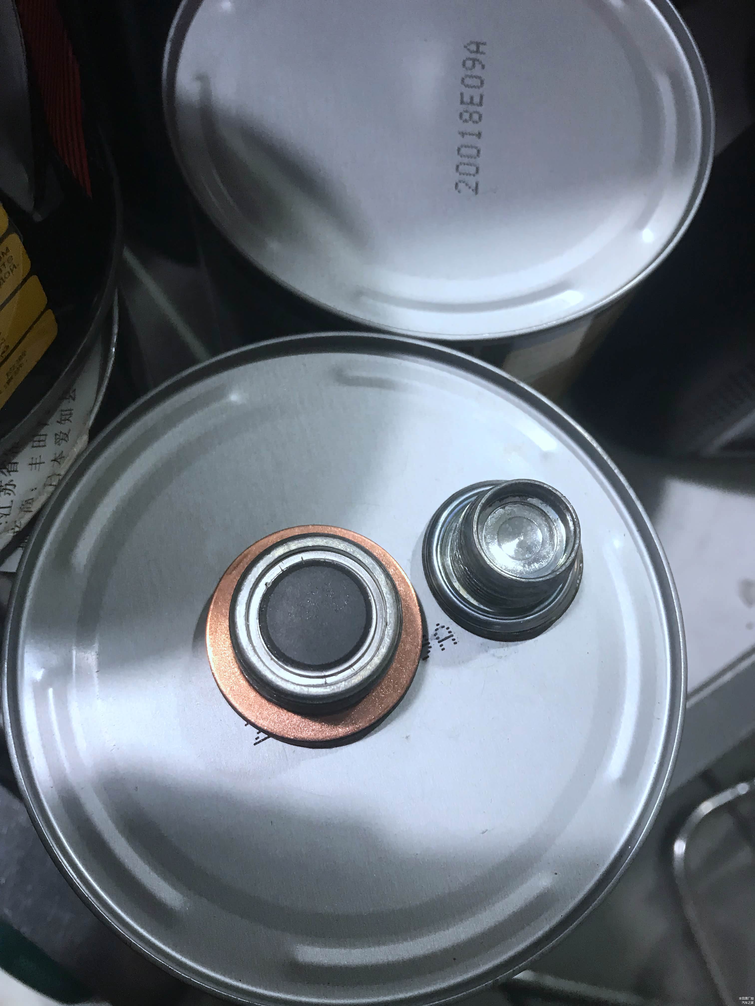 同样的，清洗干净，更换垫片。一片是铜的，一片和后差速器的一样。