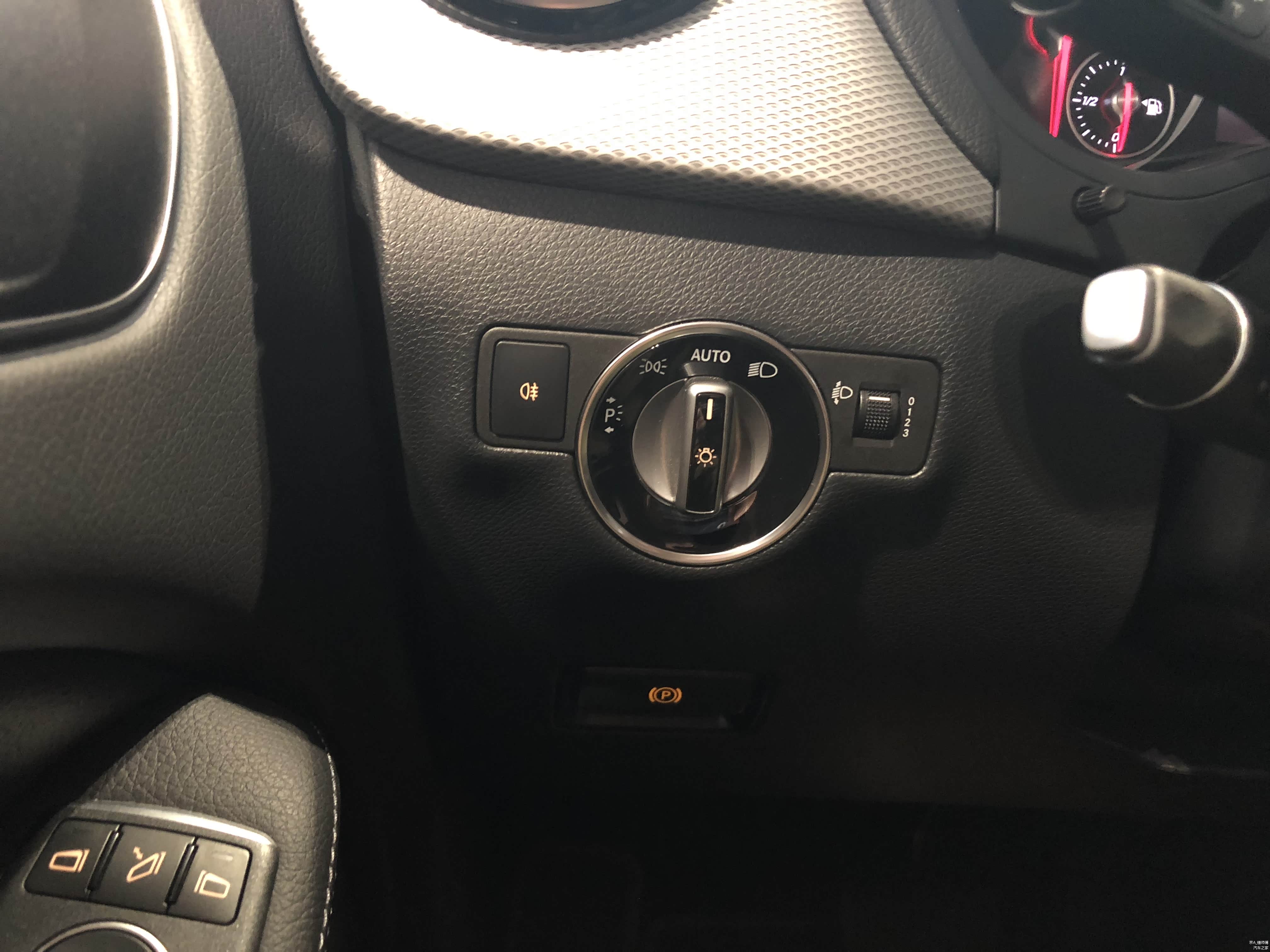 电子手刹的位置有些靠下了，第一次上车不容易看到，熟悉位置之后就很方便了