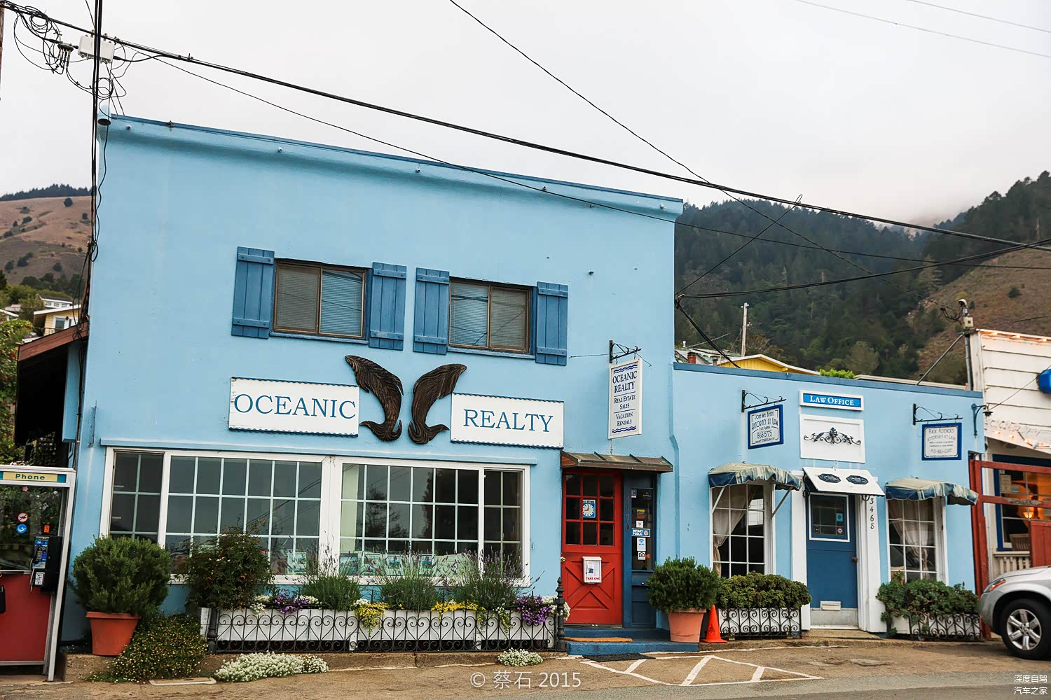 镇子很小，大概只有十来座房子，分布着几家礼品店和咖啡馆