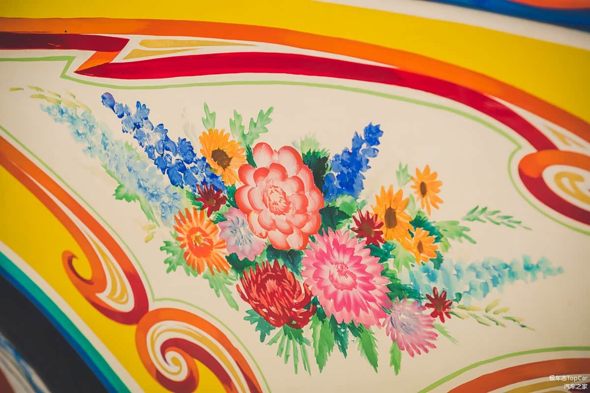 这部与众不同的幻影，是由英国萨里（Surrey）的J.P.法隆车设计公司完成了重新的涂装。