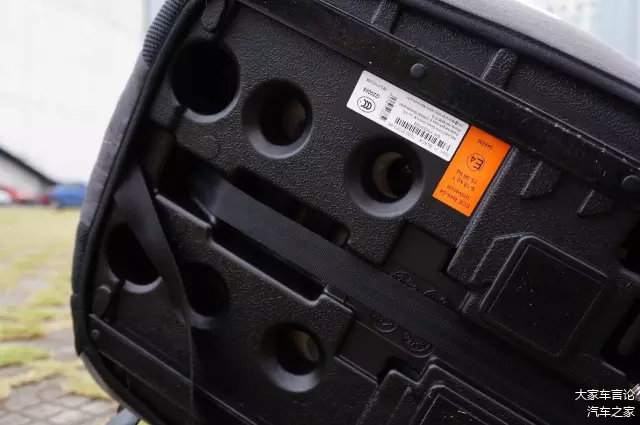 可拆装杯架，方便放置奶瓶、水壶