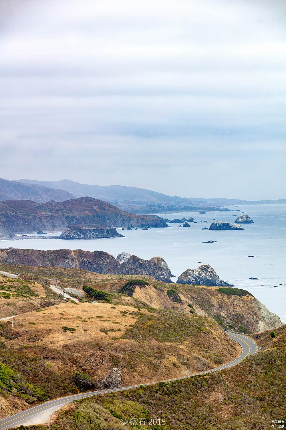 翻越一个山岗，在离詹纳大概10公里的地方，有一处在整个1号公路北段数一数二的观景点