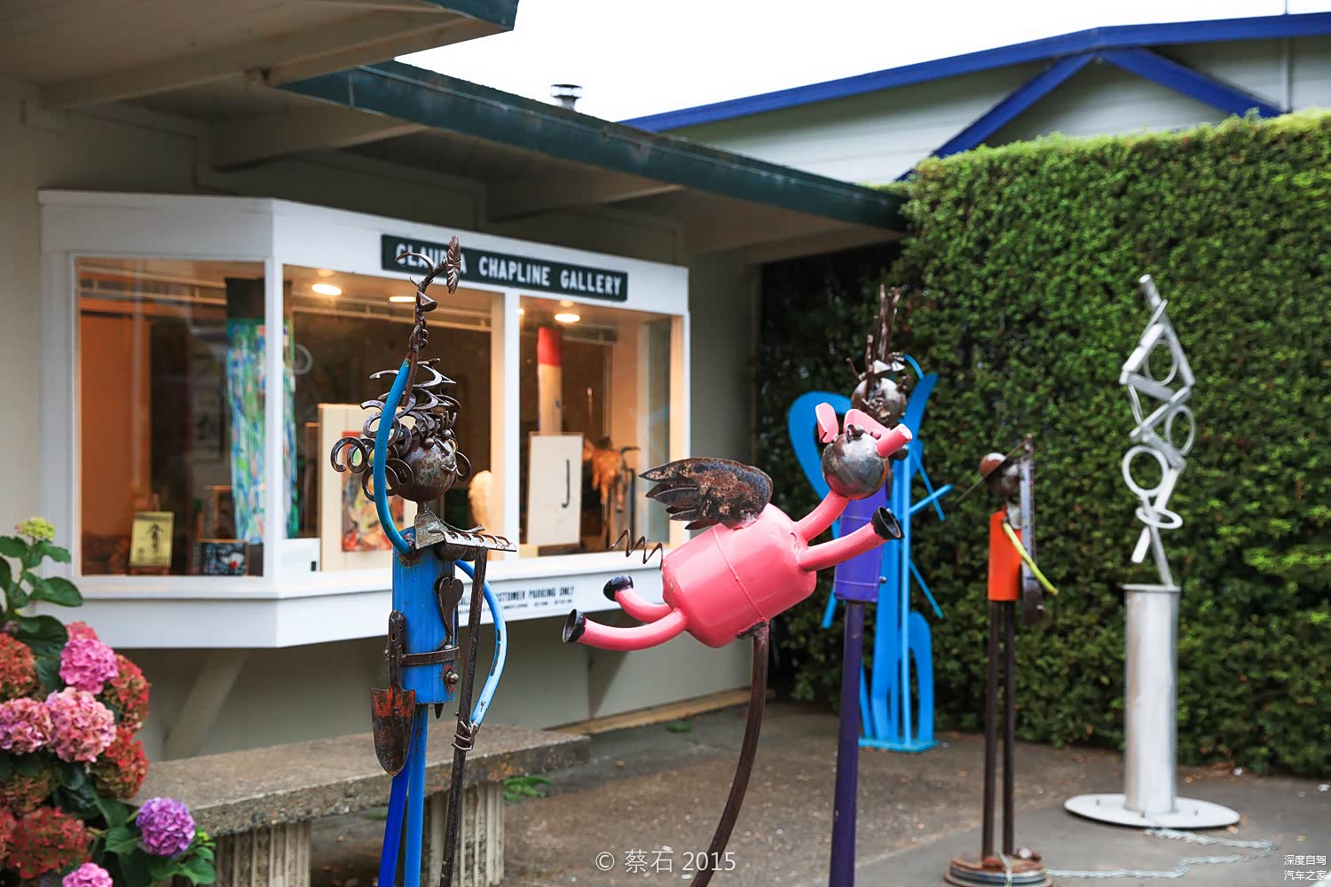 有一排非常可爱的铁艺雕塑