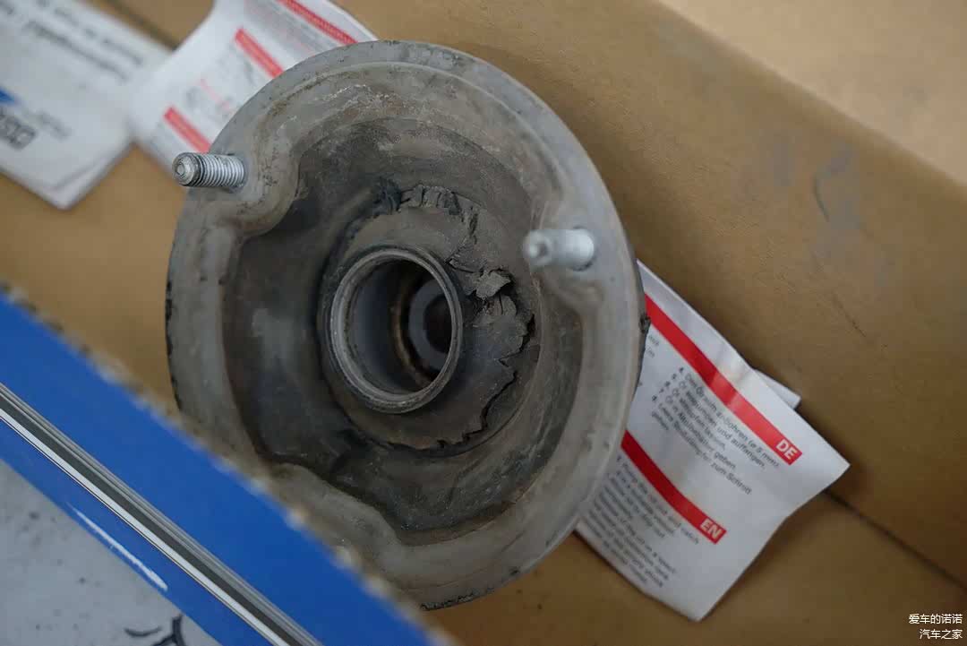 已经撕裂的塔顶胶