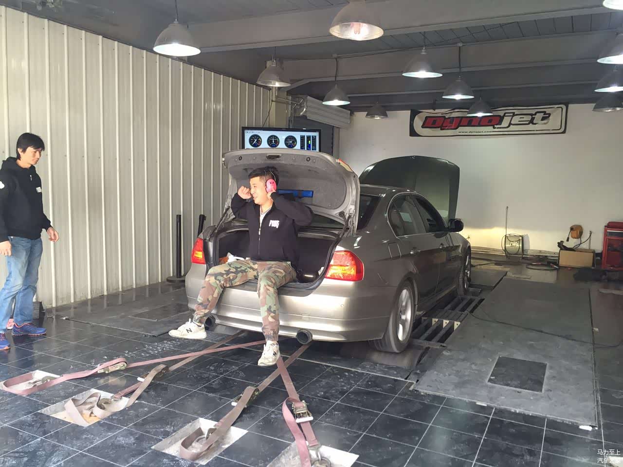 此时已经可以输出到401匹，后备箱如果没有人肉配重的话就会打滑，在此感谢Fist提供配重