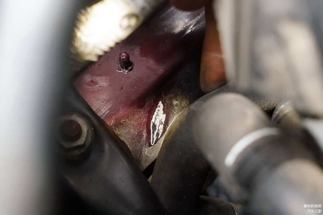 一根水管蹭到了大梁上，磨出了白色底漆