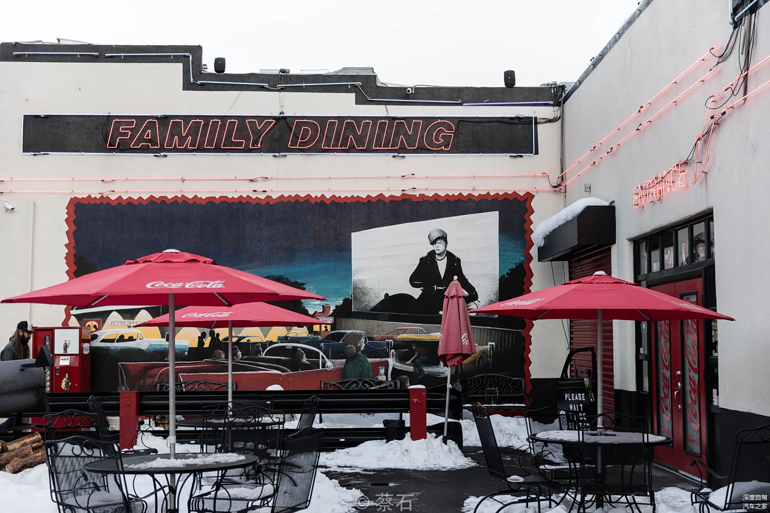 汽车影院手绘、猫王的塑像无不透着浓浓的怀旧风