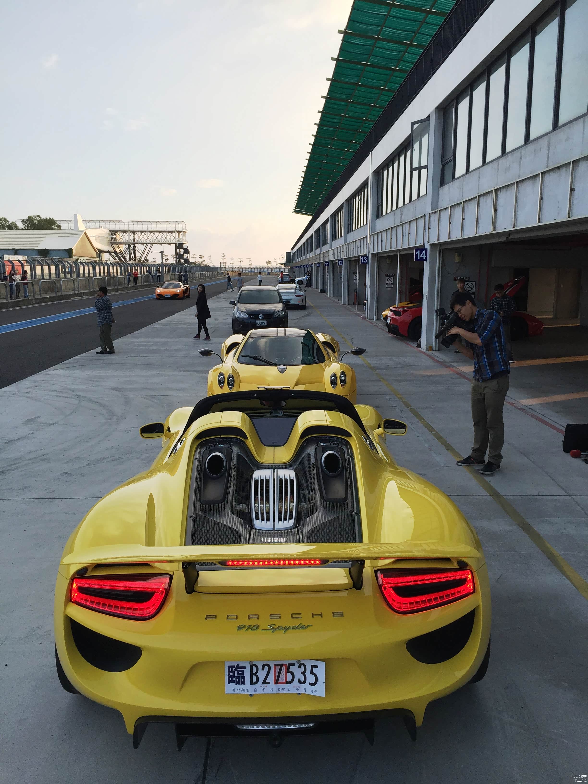 918 Spyder快得气定神闲，而Huayra的快是尽情释放。