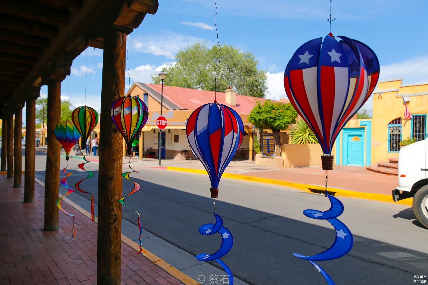 小广场附近会有一些精致的小店，出售各种与墨西哥与印地安文化有关的纪念品