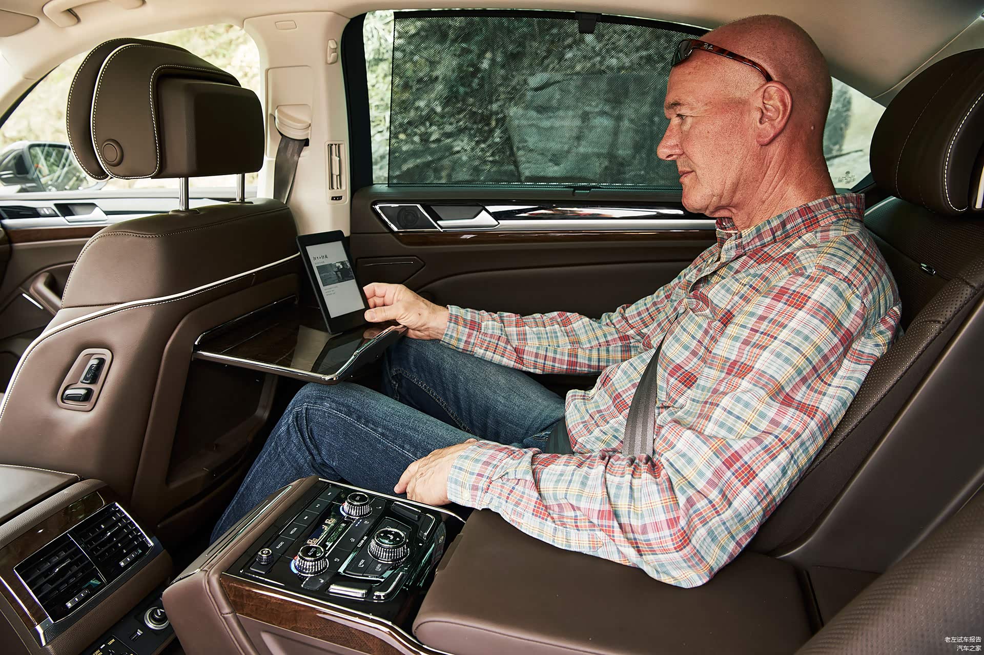 辉昂重点打造的是车辆的右后座。