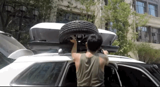 全尺寸备胎，救车工具和淡水袋放在车顶