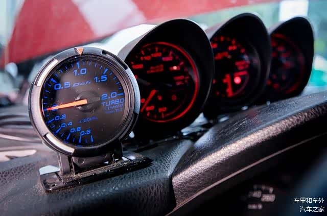 内装延续了红色的点缀，包括座椅、扶手、面板等。Defi RG涡轮表、AutoGauge 油温油压水温
