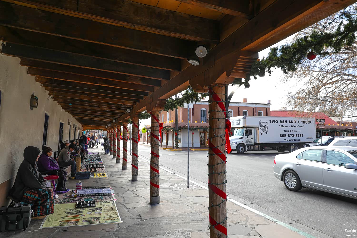 广场边有当地人在售卖一些现场做的手工艺品，但对拍摄者并不友好，如果不买东西，就少去招惹