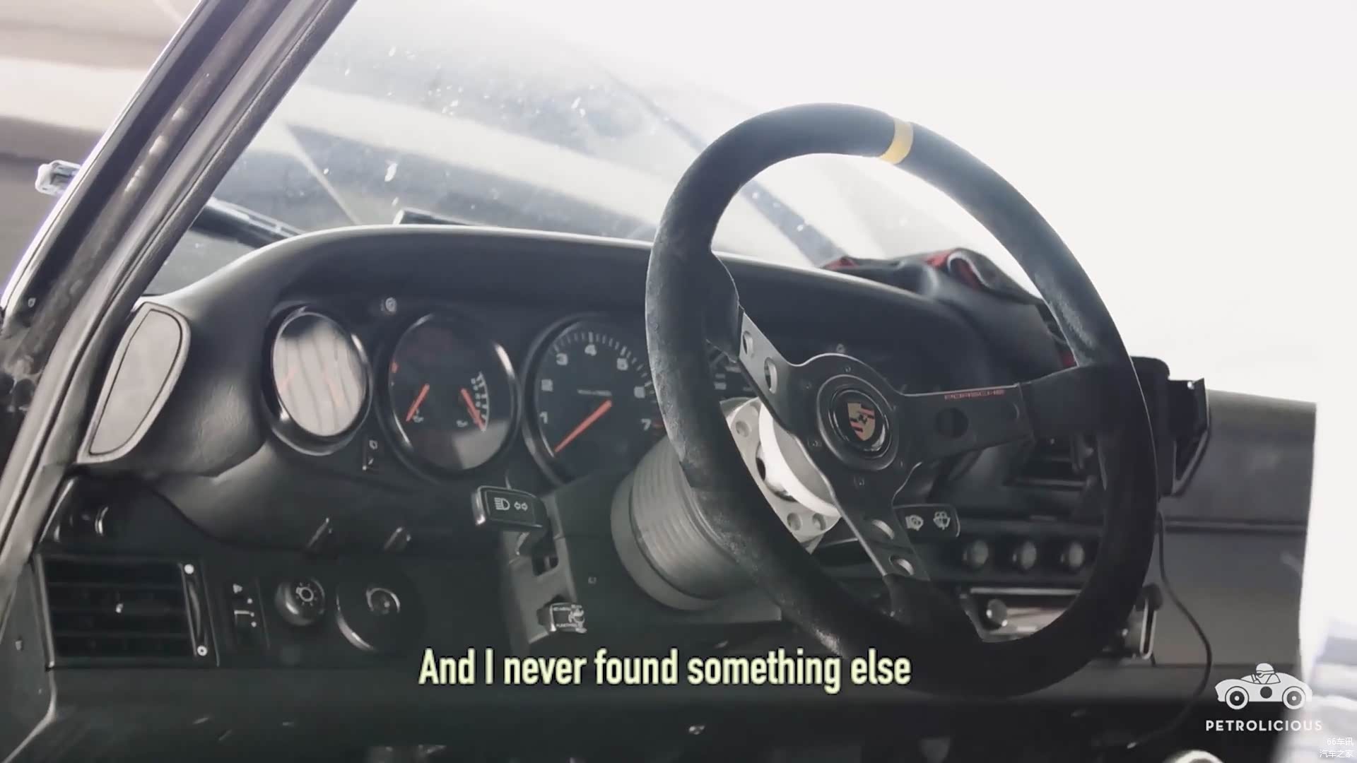 方向盘也是满满复古的味道