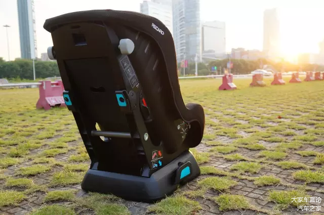 底座+整体座椅的设计，全面保护0-4岁宝宝的安全