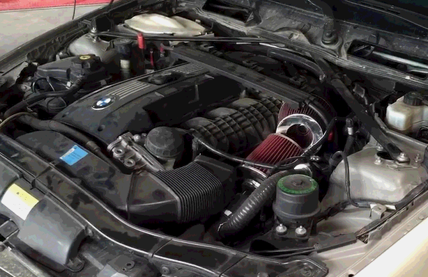 发动机并非固定不动，每一脚油门都会对机脚造成慢性劳损