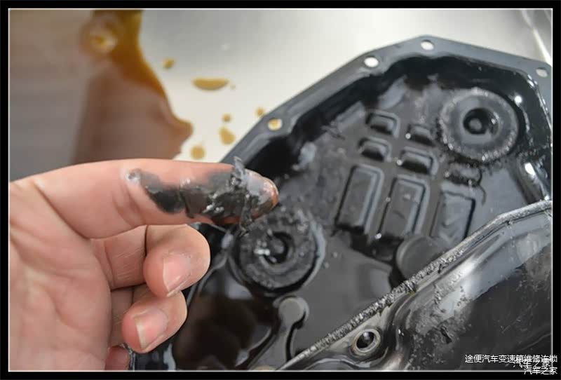 拆下油底壳，里面都是厚厚的油泥和磨损下来的铁屑