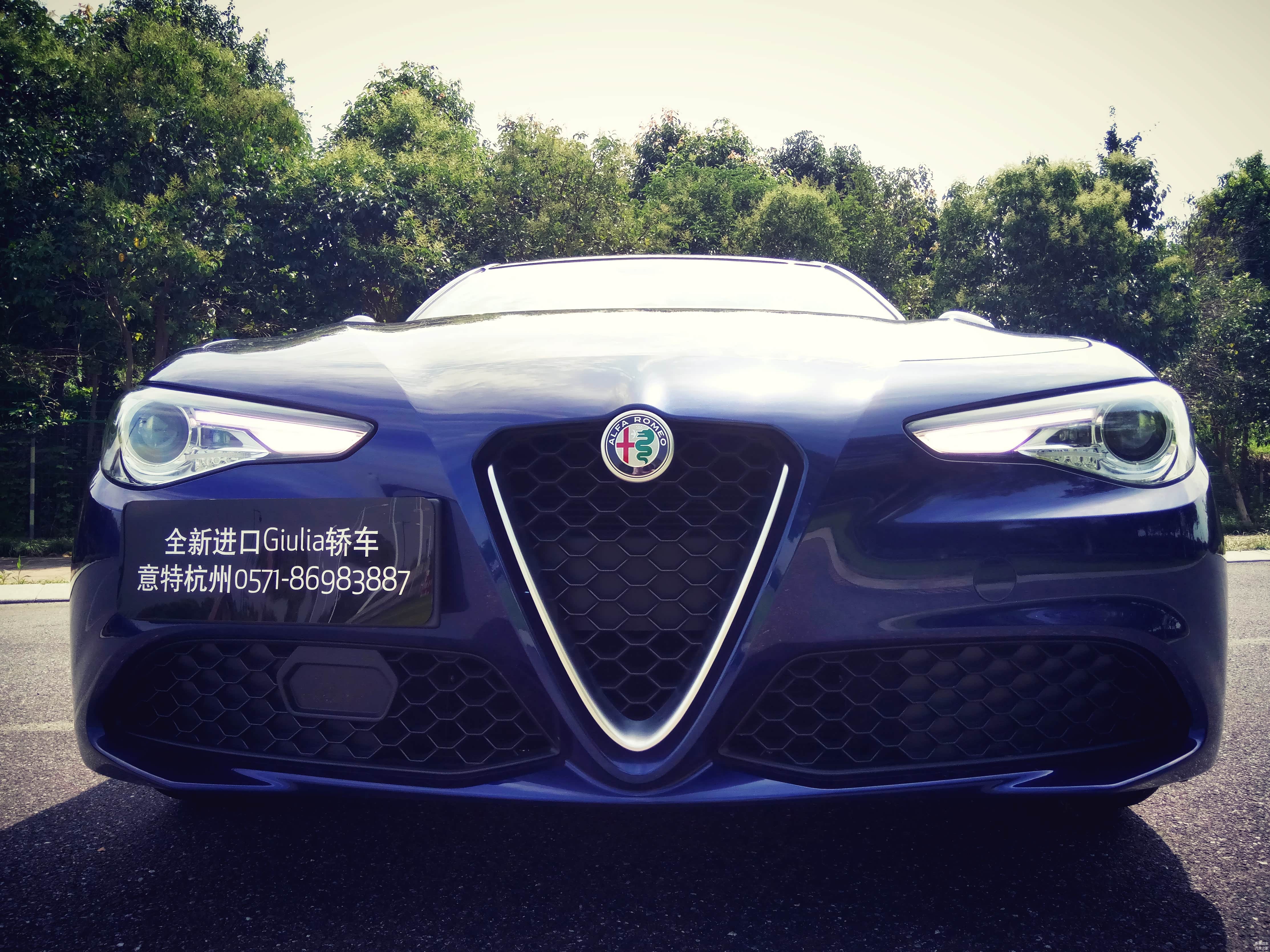 三叶状的进气格栅决定了Giulia的车牌只能很装逼的挂在旁边