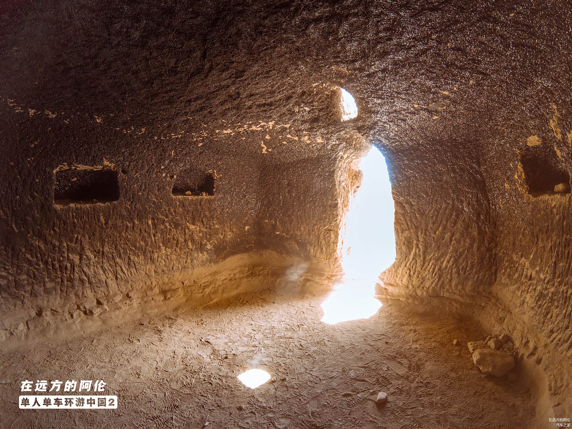 在有些洞窟里面还能明显看到生火烟熏的痕迹，四周的墙壁上凿有储物格，洞口上方也留有出烟口。