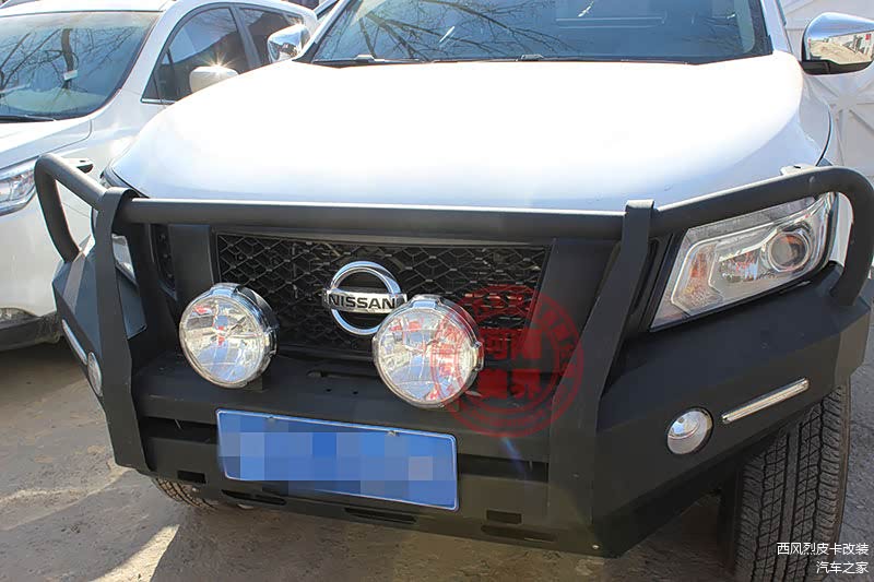 前杠，还配了两个射灯，像两只大眼睛