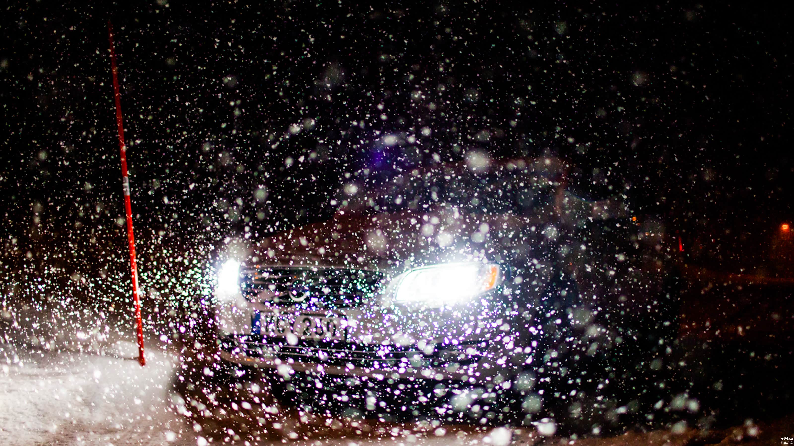 离我仅有两米的车，你只能看到的只是车灯的光线