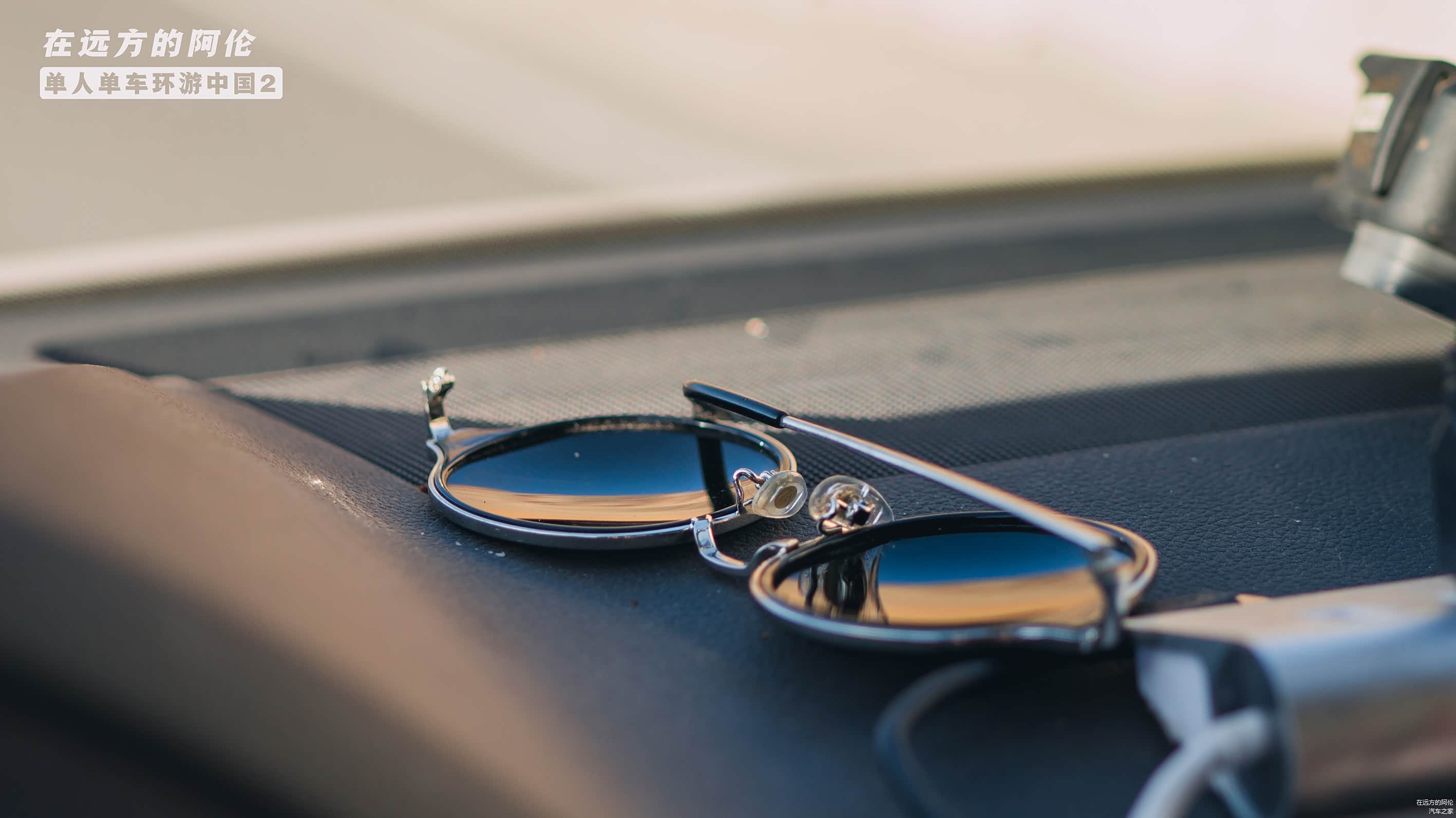 更过分的是，我回头不小心墨镜给掉地上，然后被自己一脚给踩瘸了，之后的装逼事业受到了极大的影响。