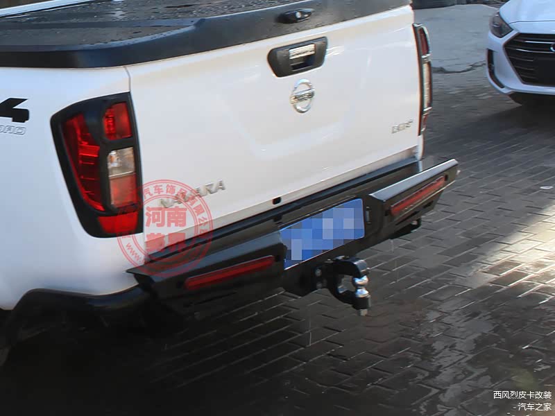 拖车钩，还有配套的后杠，和前杠遥相呼应