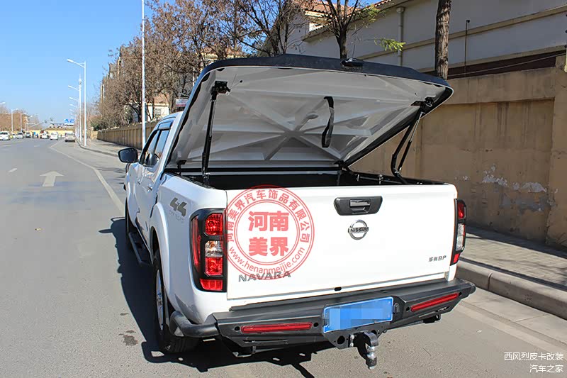 这是ABS材质的平盖，比较轻，内部米字型格栅稳固，承重性强，加后盖来防雨防盗，挺好用。