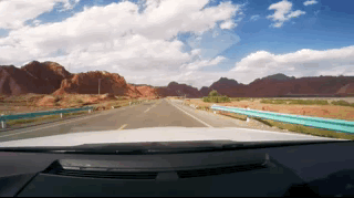 开着大白胖继续往前走不久，公路旁边出现个大牌子，我抬头一看：哦~原来这就是天山神秘大峡谷的景区大门。