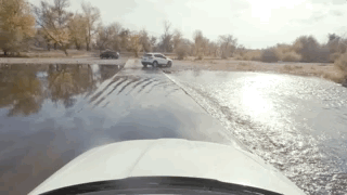 这是两个当地家庭自驾出游来到这儿，停在河边洗洗车，我们像老朋友一样亲切的打了照面。