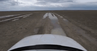 我和大白胖就像是在无人区里穿行。