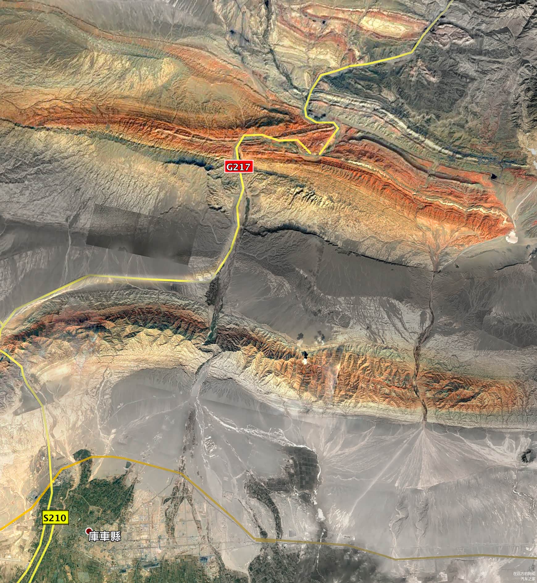 即使是在卫星图上，这段山脉也是异常的鲜艳。