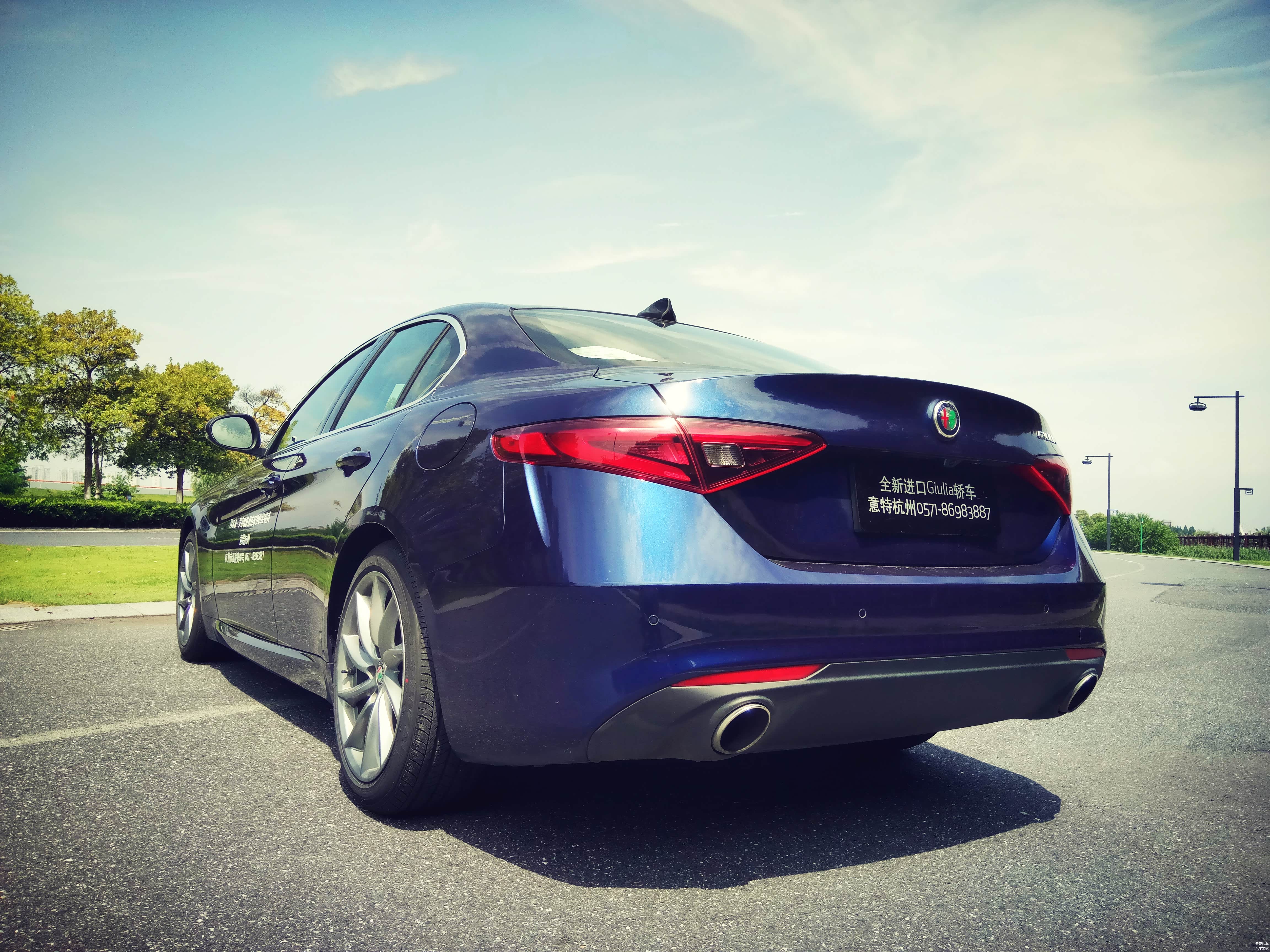 相比较而言的话，Giulia的尾部就没那么出彩了，感觉就是一个“普通的屁股”