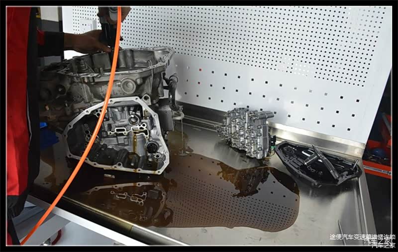 师傅正在分解变速箱维修，具体过程详见视频讲解。有变速箱问题可以问我！希望对大家能有所帮助！