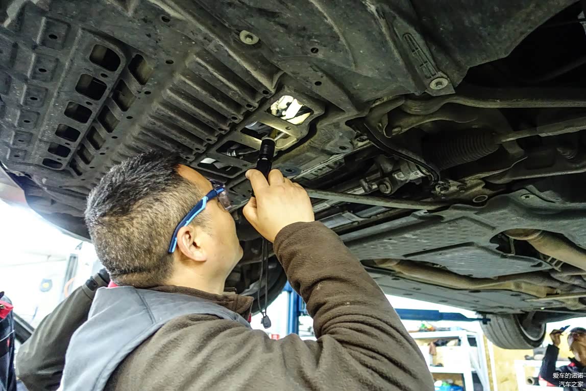 有稀客到店，王师傅第一时间赶来偷窥裙底。