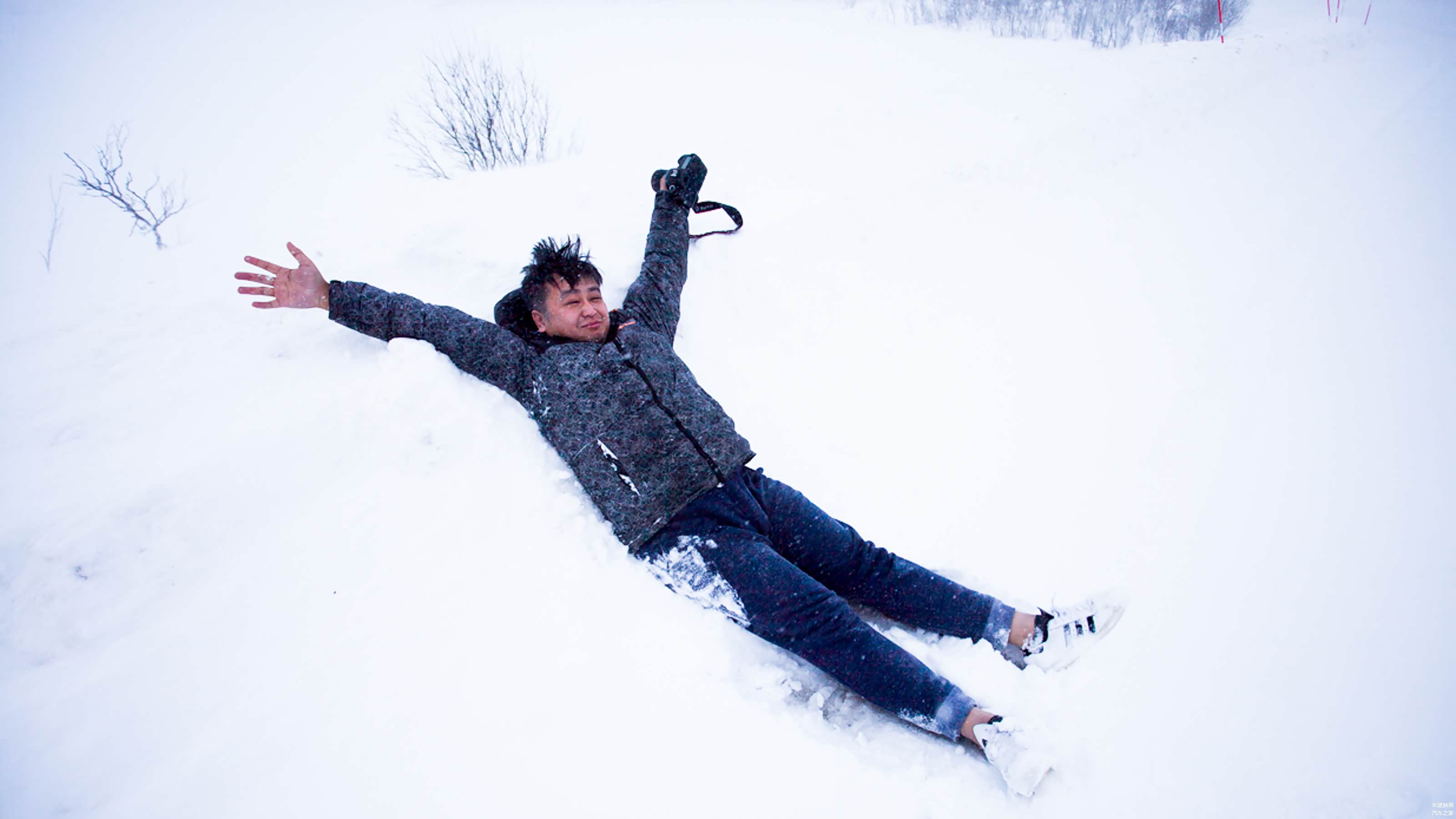 躺在松软的雪里，其实是一件非常享受的事情。我总是颤抖着对我的朋友说：我我我我我~~~~不冷...